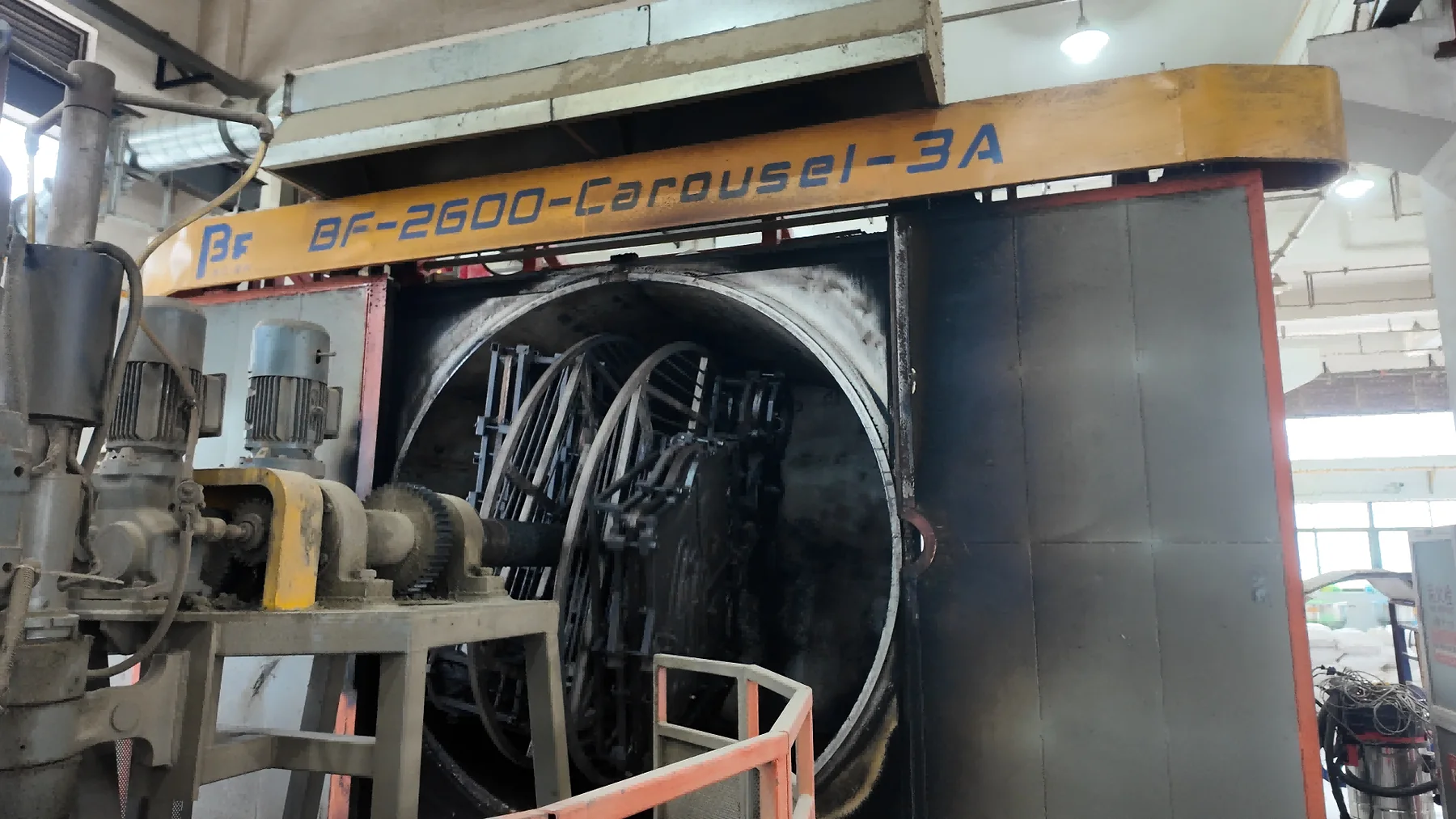 Rotational molding equipment used for playground plastic components